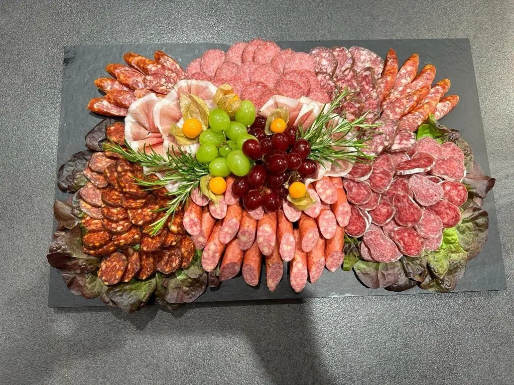 Zünftige Brotzeitplatte mit Wurst, Käse, Obazda und Garnitur – bayerisches Catering für Firmenfeier, Hochzeit oder Sommerfest in München.
