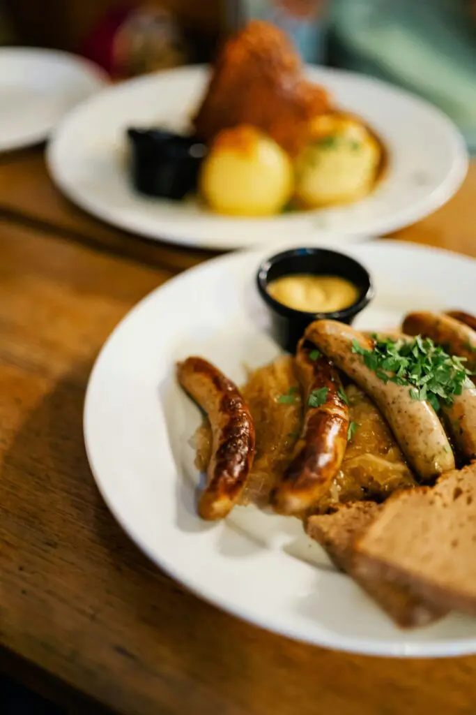 Bayerische Bratwürste mit Sauerkraut, Senf und Brot – traditionelles Weihnachtsessen am Heiligabend