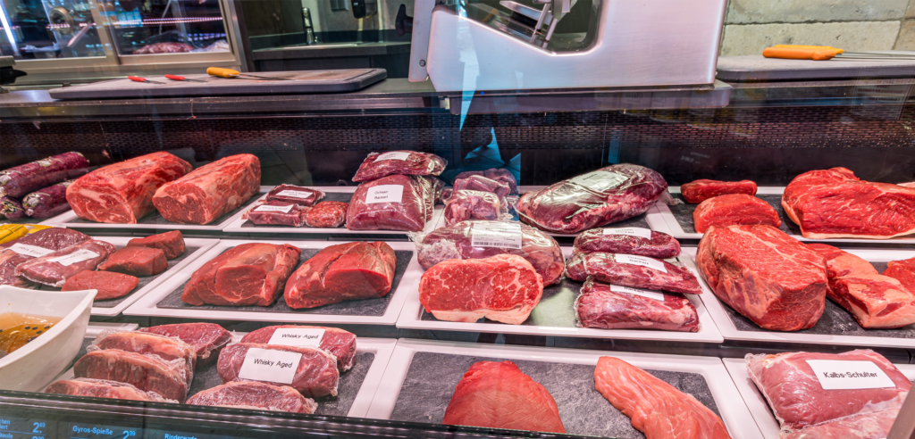 Fleischtheke mit verschiedenen hochwertigen Steaks in der Metzgerei Stadler in Garching bei München