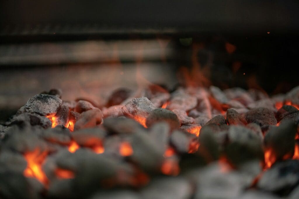 Glühende Holzkohle für intensives Grillaroma im Holzkohlegrill