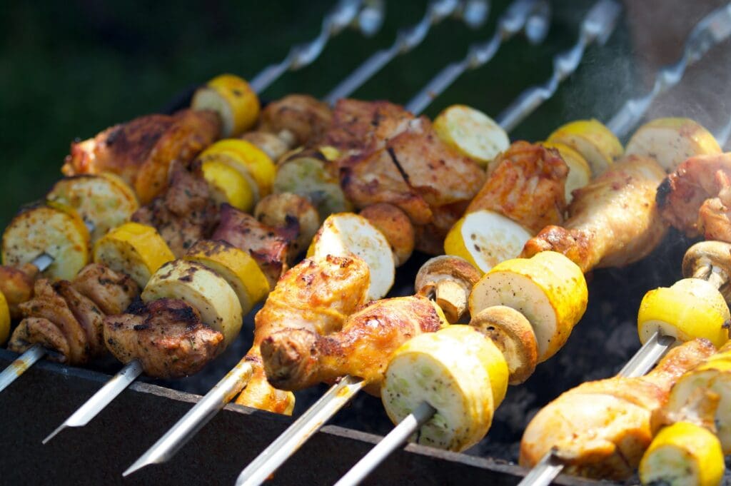 Bunte Grillspieße mit Hähnchen und Zitronen – perfekt für den Sommer