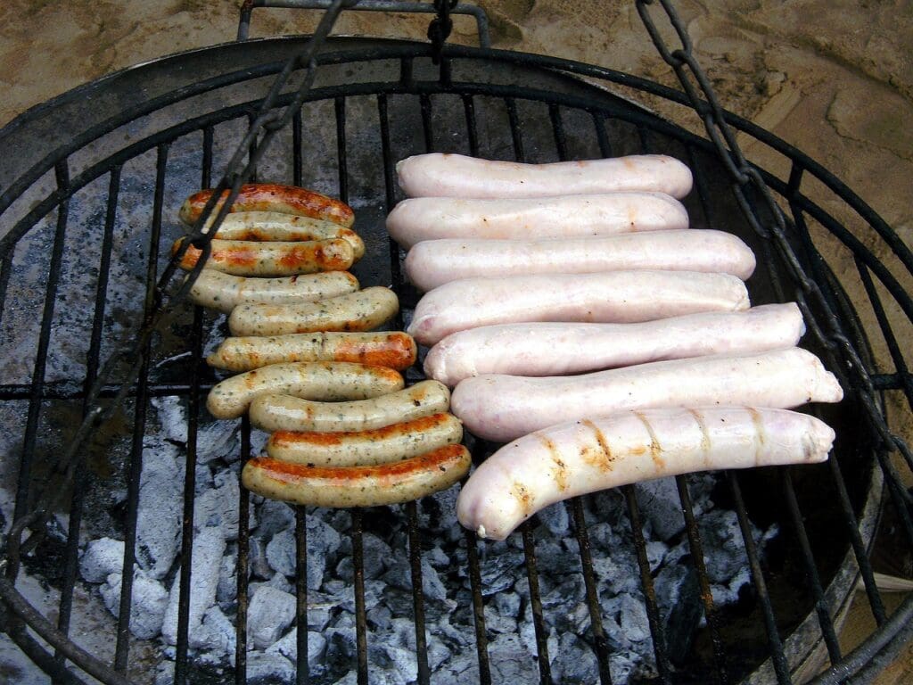 Nürnberger Rostbratwürste auf dem Grill