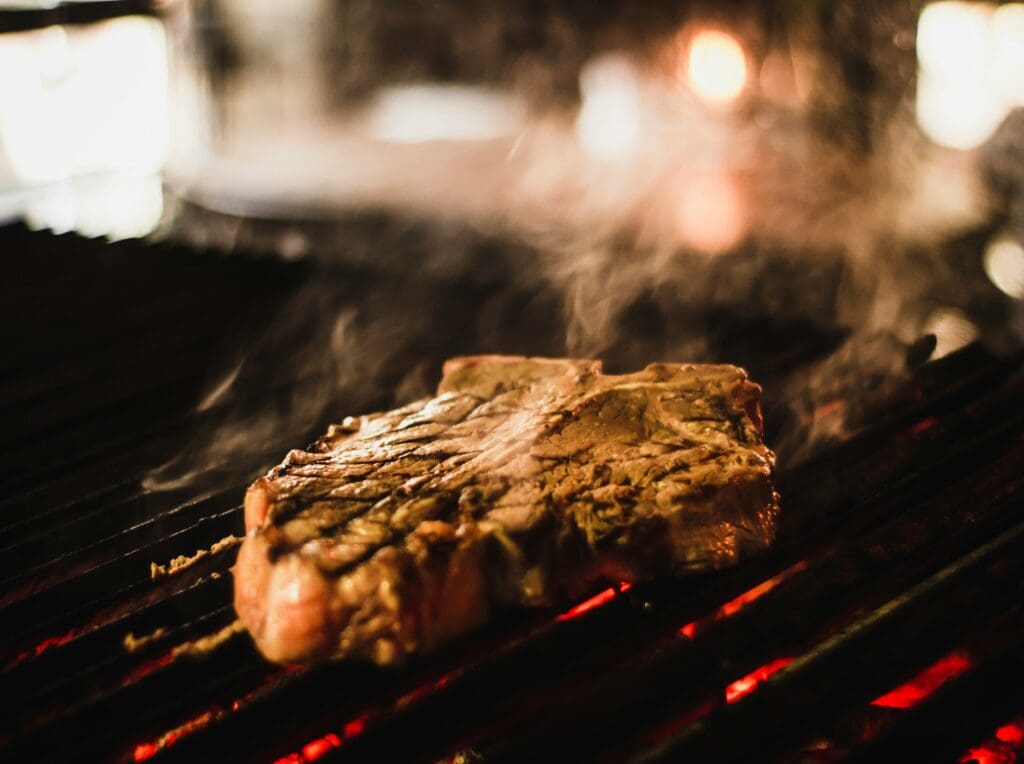 Frisches Steak auf dem Grill