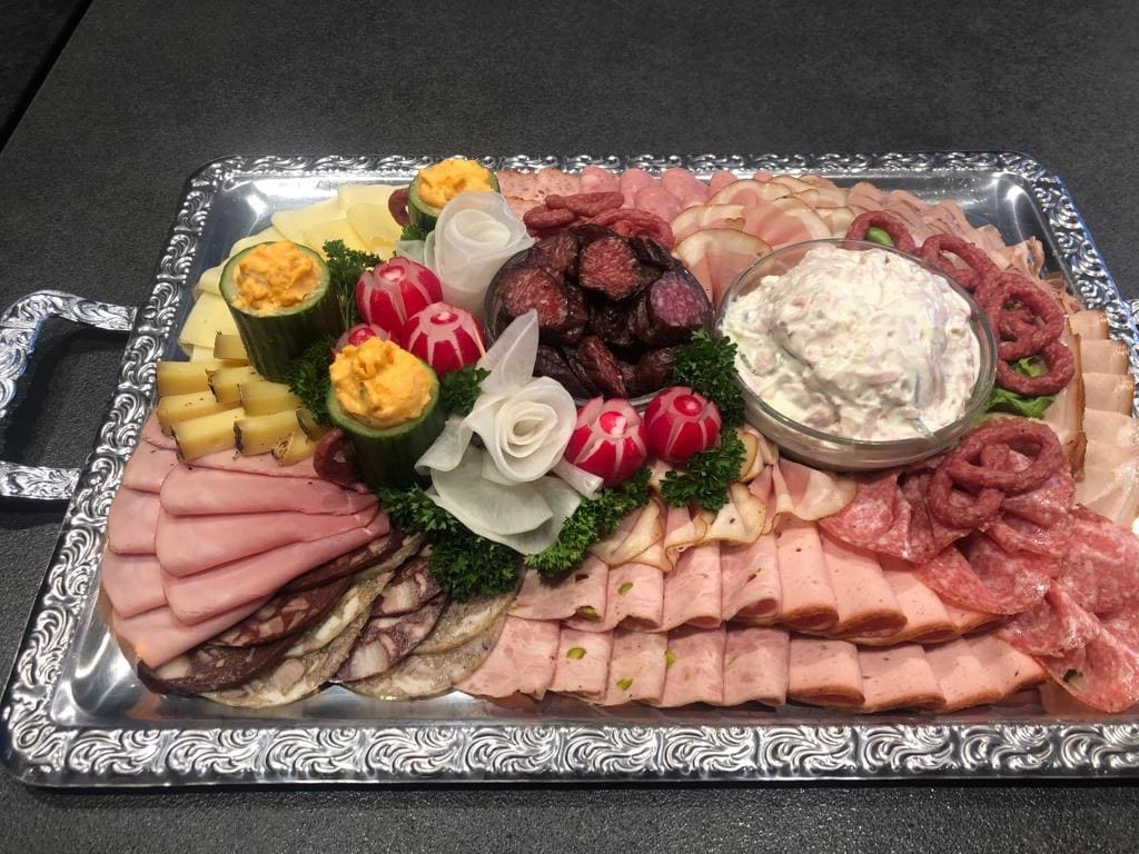 Herzhafte Wurst- und Salamiplatte mit Trauben und Garnitur – Wiesn Catering München von Metzgerei Stadler für Events & Feiern.